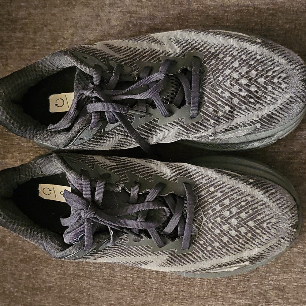 Hoka One One Clifton 9 Black and Gray Athletic Shoes 🖤🩶 - Picture 4 of 9